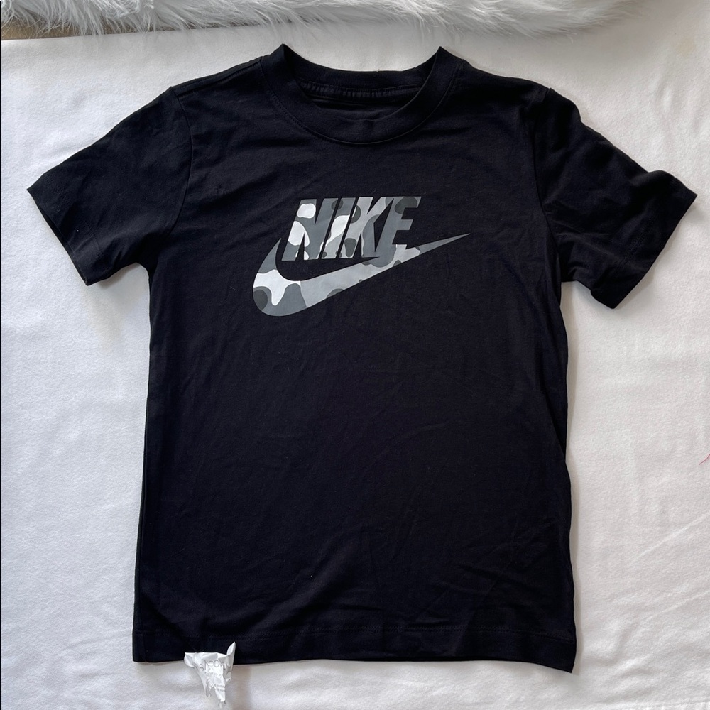 The Nike Tee Big Boys Short Sleeve Shirt. Size Small. NEW WITHOUT TAGS.